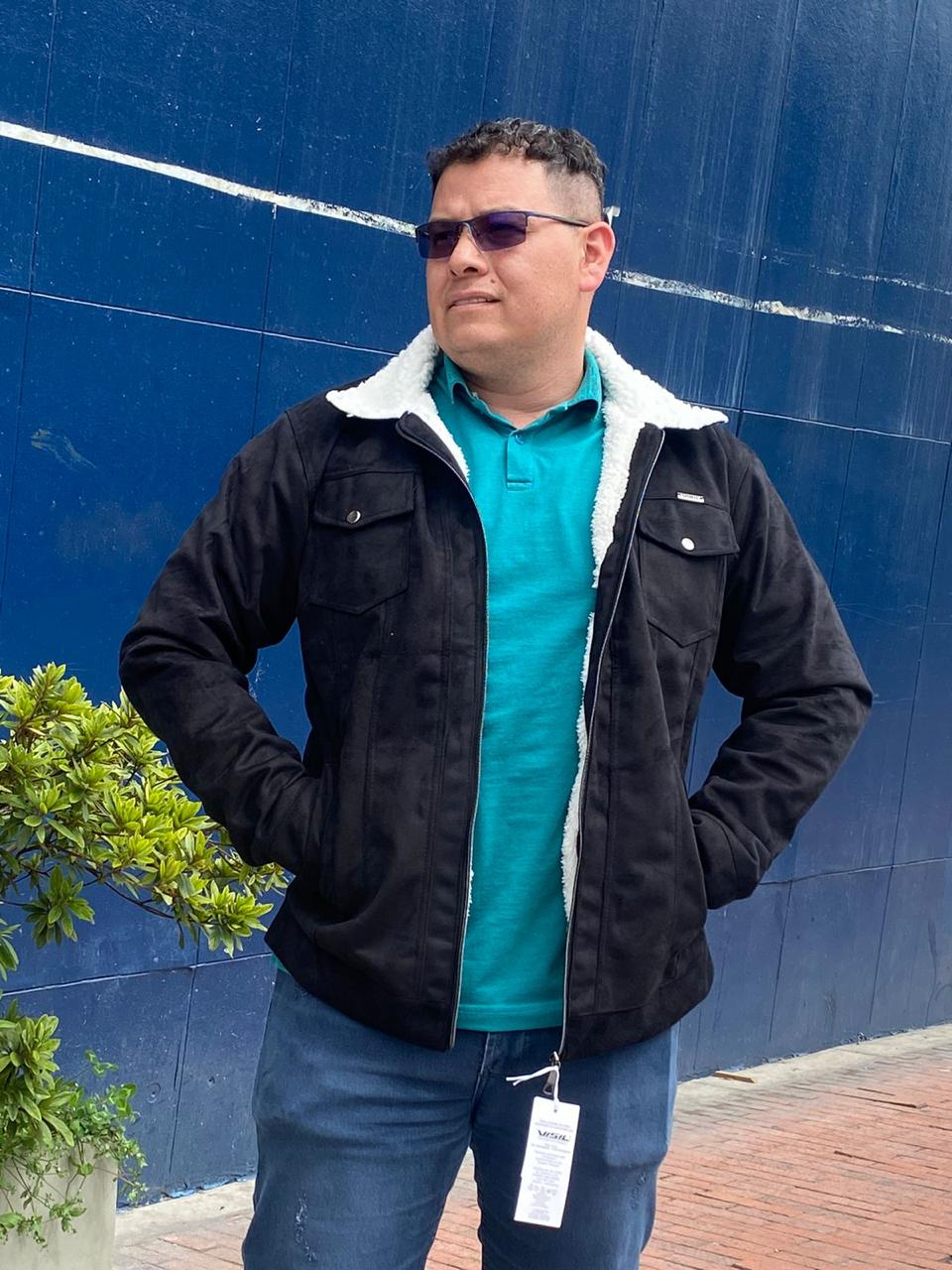 V105 tipo Levis para hombre